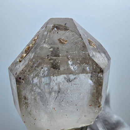 Pointe de sceptre en quartz fumé fantôme transparent, Goboboseb, Namibie, 44 x 33 x 22 mm 