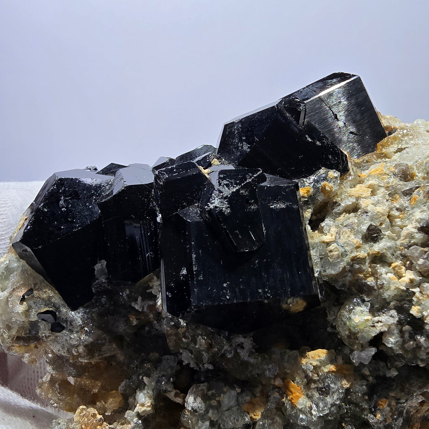 Grand spécimen de tourmaline Schorl, hyalite, quartz fumé et orthose, Erongo, Namibie, 123 x 92 x 47 mm 