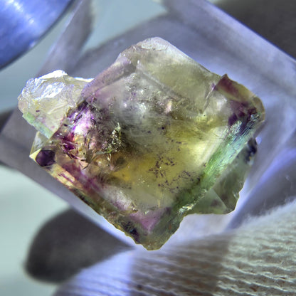 Spécimen de cube de fluorite fantôme zonal, jaune violet vert Okorusu, Namibie 21*17*14mm 