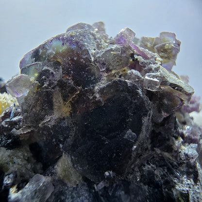 Fluorite fantôme colorée, hyalite, tourmaline schol, muscovite, Erongo, Namibie, 80 x 46 x 60 mm 