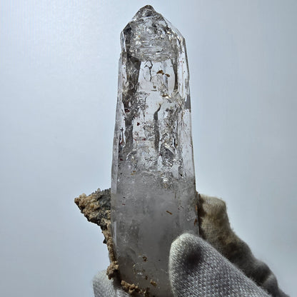 Quartz fumé Harlequin DT, calcite UV sur matrice, spécimen Valentine Pocket, Namibie, 96 x 46 x 53 mm 