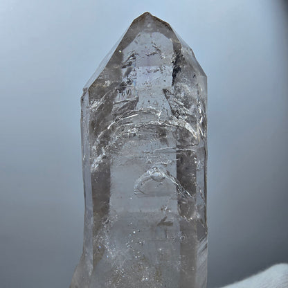 Sceptre DT en quartz fumé lémurien Enhydro, 2 gobos de poche Bubble Valentine. Namibie 97 x 33 x 20 mm 