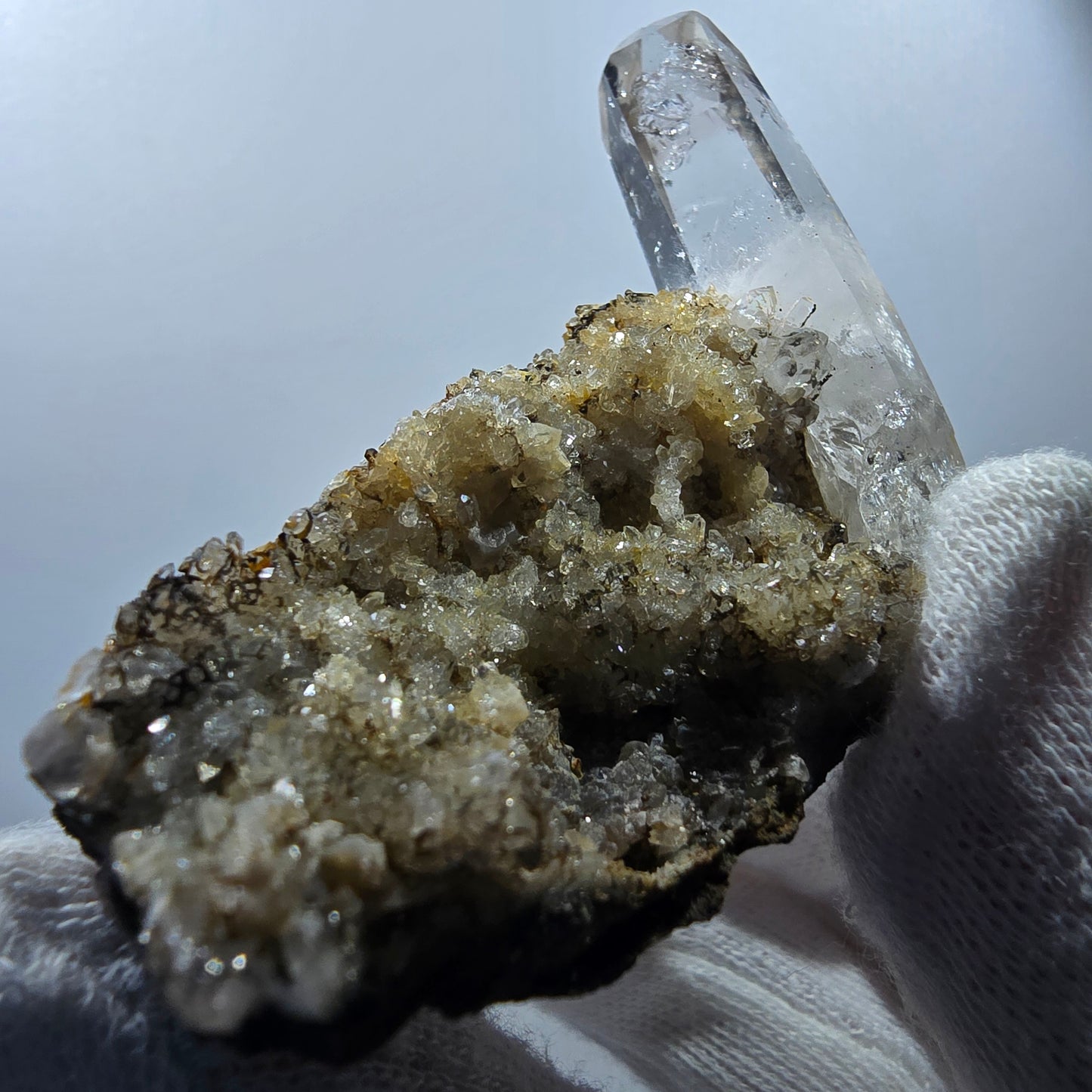 Quartz fumé fantôme, calcite UV sur matrice, spécimen Valentine Pocket Gobobs. Namibie, 68 x 59 x 45 mm. 
