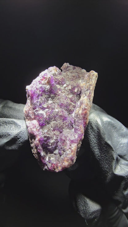 Niveau de cube en fluorite violet avec pointes de quartz Okorusu, collection Namibie 49*25*17mm