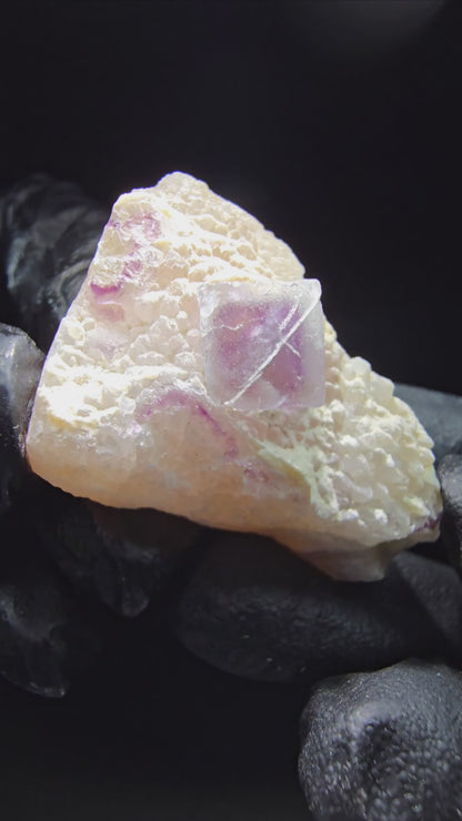 Cube de fluorite fantôme sur scène de quartz violet vert Omehane, Namibie 39*27*15mm