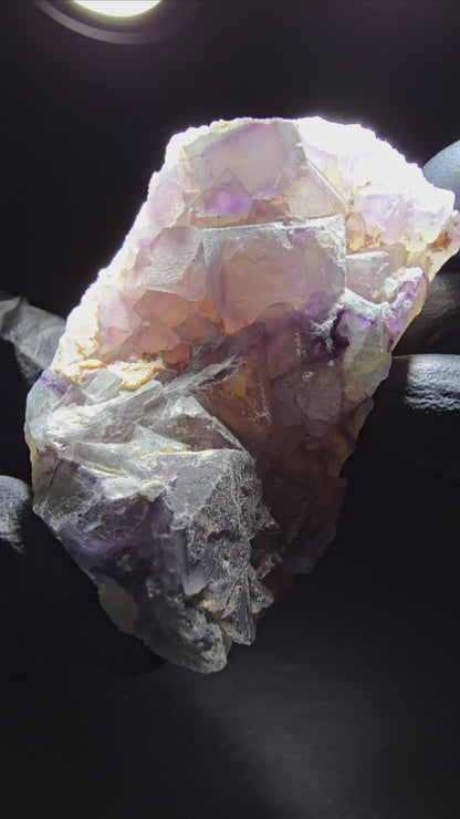 Cube de fluorite fantôme sur scène de quartz violet vert Omehane, Namibie 67*41*29mm