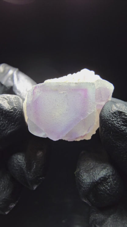 Cube de fluorite fantôme sur scène de quartz violet vert Omehane, Namibie 28*20*17mm