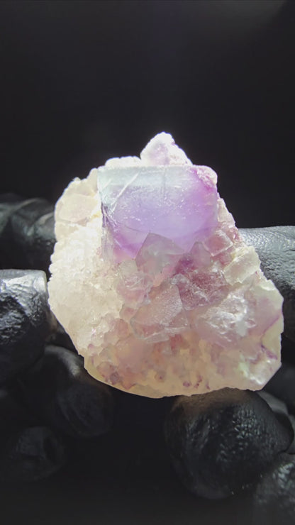 Cube de fluorite fantôme sur scène de quartz violet vert Omehane, Namibie 36*25*24mm