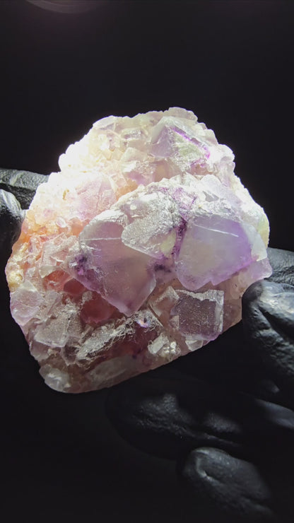 Cube de fluorite fantôme sur scène de quartz violet vert Omehane, Namibie 67*50*17mm