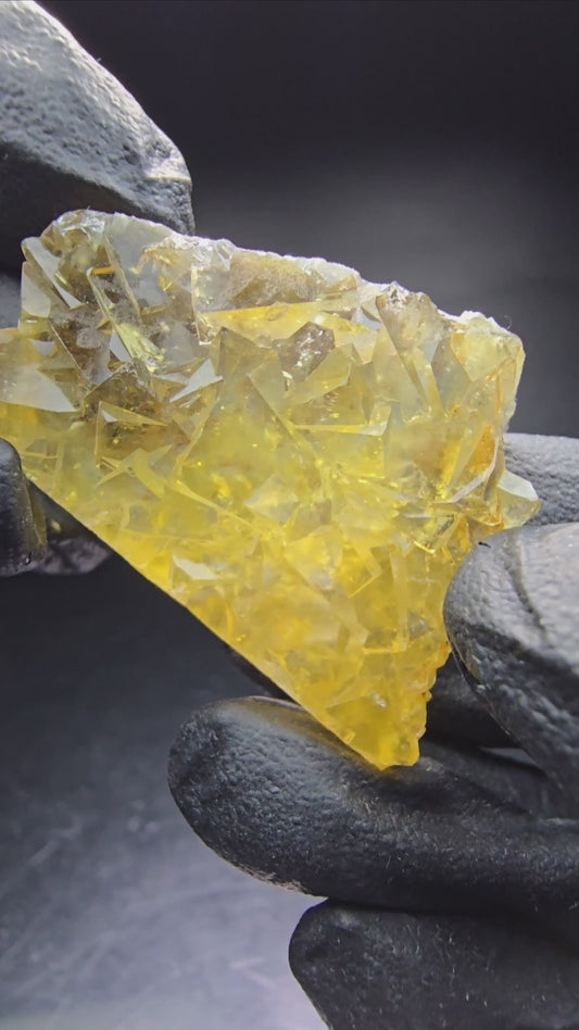 Cube de fluorite fantôme de poche au miel transparent, niveau jaune Okorusu namibie 43*32*10mm